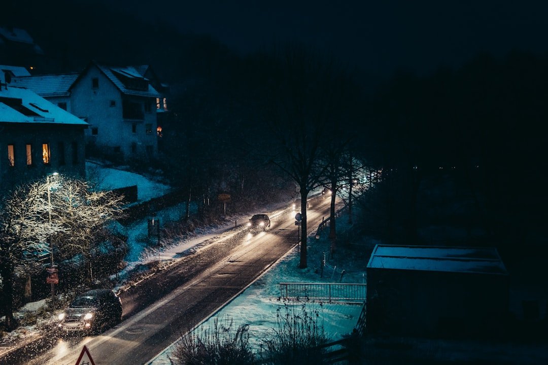 Yağmurda, karda, buzda güvenli sürüş teknikleri konusunda görsel