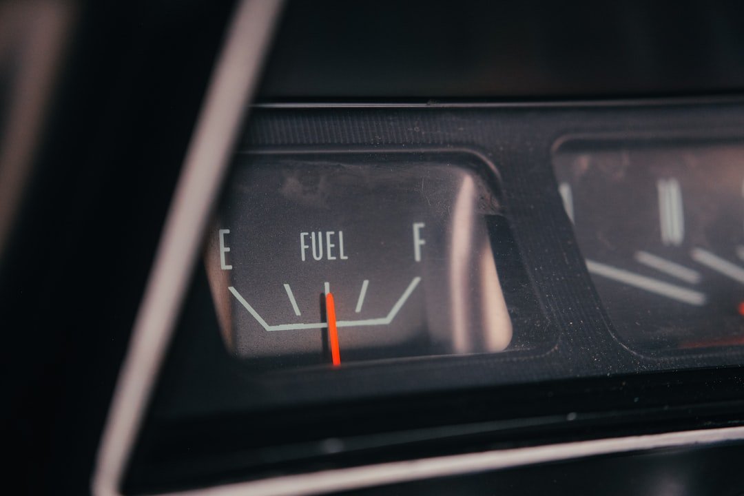 Yakıt pompası ve farklı oktan seviyelerini gösteren yakıt tabancaları; Motor kontrol ünitesi (ECU) görseli; Bir aracın yakıt enjektörlerinin yakından görünümü; Araç kullanım kılavuzunun açık sayfası; Bir otomobilin motor arıza lambası paneli.