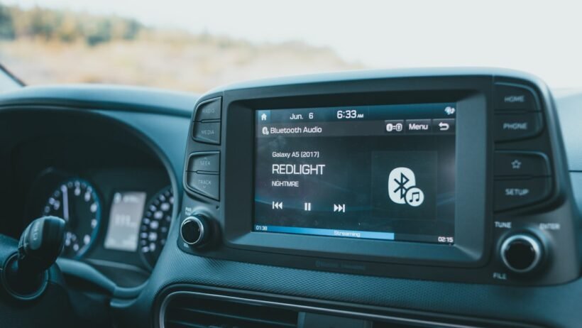 1. Bir otomobilin bilgi-eğlence ekranında çalışan Apple CarPlay arayüzü.