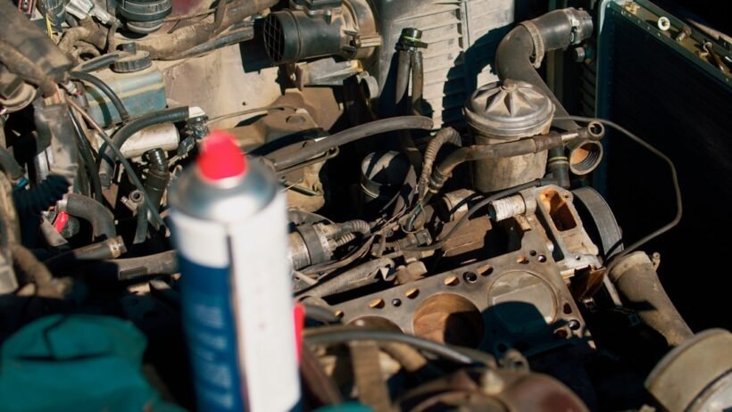 1. Yakıt deposuna motor temizleyici katkı ekleyen bir el.