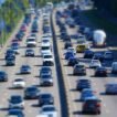 1. Trafikte seyreden farklı araçların olduğu bir otoyol görüntüsü.
