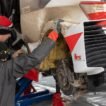 1. Bir otomobilin kaputu açık halde motor bölmesi kontrol edilirken çekilmiş bir fotoğraf.